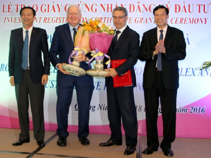 Quảng Ninh: Trao giấy chứng nhận đầu tư dự án Khu công nghiệp - cảng biển 7.000 tỷ đồng - ảnh 1